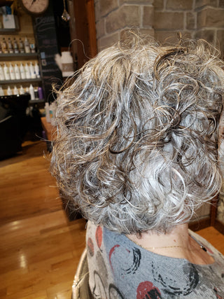 Pourquoi les cheveux blancs jaunissent-ils davantage l’été?