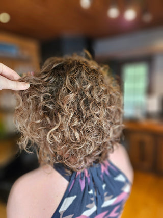 Cheveux frisés : les comprendre, les aimer et les sublimer naturellement