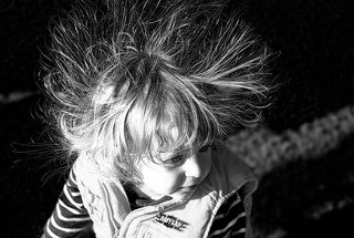 Découvrez comment protéger vos cheveux en hiver contre la sécheresse et l'électricité statique avec des conseils simples et efficaces.