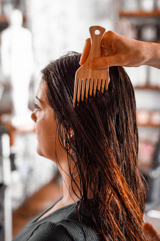 Démêler ses cheveux sans les abîmer : ce qu’on ne t’a jamais appris (et qui change tout)