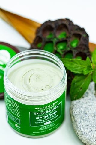 Les Bienfaits des Argiles de la Gamme Terre de Couleur pour les Cheveux du Rythme Vert