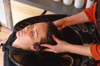 Apprenez à choisir des soins capillaires naturels pour un cuir chevelu et des cheveux sains, sans produits nocifs. Conseils pratiques et écologiques.