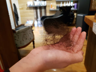 La chute des cheveux est un problème courant lié à divers facteurs comme le stress, l'alimentation et les changements saisonniers. Découvrez ses causes et comment en prendre soin.