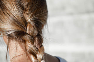 Couettes et santé des cheveux : comment attacher ses cheveux sans les abîmer