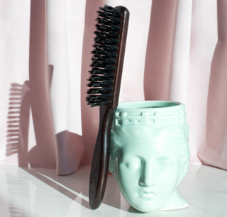 Brosse en poils de sanglier disponible au salon Maie-Eve