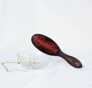 Brosse en bois de grandeur moyenne, idéale pour démêler et lisser en douceur tout type de cheveux tout en respectant le cuir chevelu et réduisant l’électricité statique