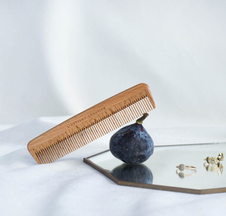 Petit peigne en bois de hêtre idéal pour démêler en douceur, réduire l’électricité statique et prendre soin des cheveux tout en respectant le cuir chevelu.